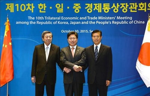 Japan, China, South Korea pledge to promote global free trade - ảnh 1